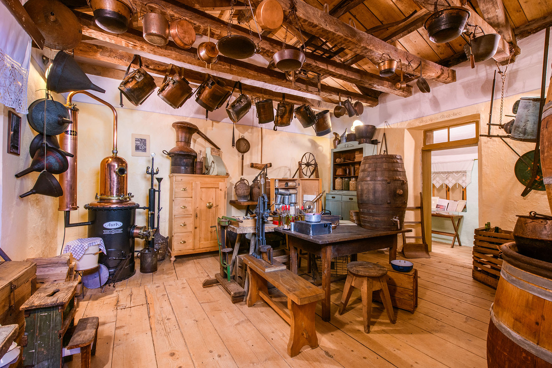 MUSEUM OF HUM AURA DOMAĆIN NOĆI MUZEJA Prvi put u Humu, u najmanjem gradu na svijetu